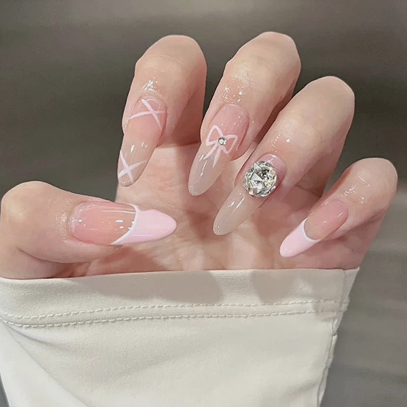 Kunstnagelset mit elegantem Design und traumhaften 3D-Applikationen Karnz