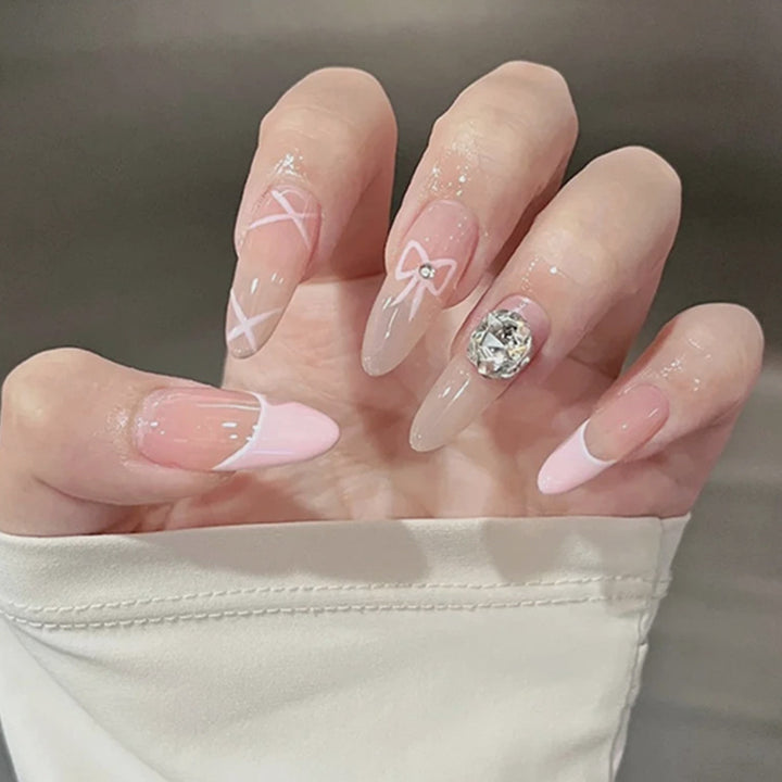 Kunstnagelset mit elegantem Design und traumhaften 3D-Applikationen Karnz