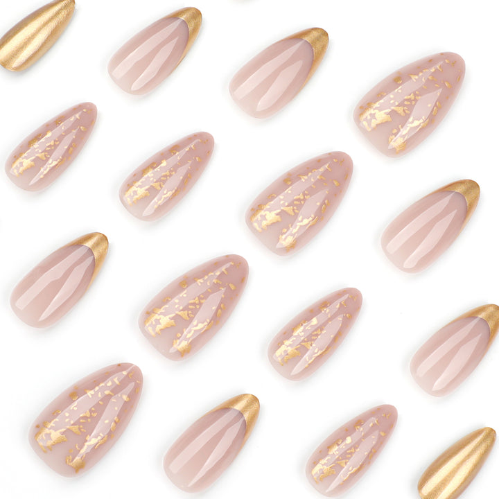 Kunstvolle Stiletto-Nägel mit Glitzer- und Goldakzenten Karnz
