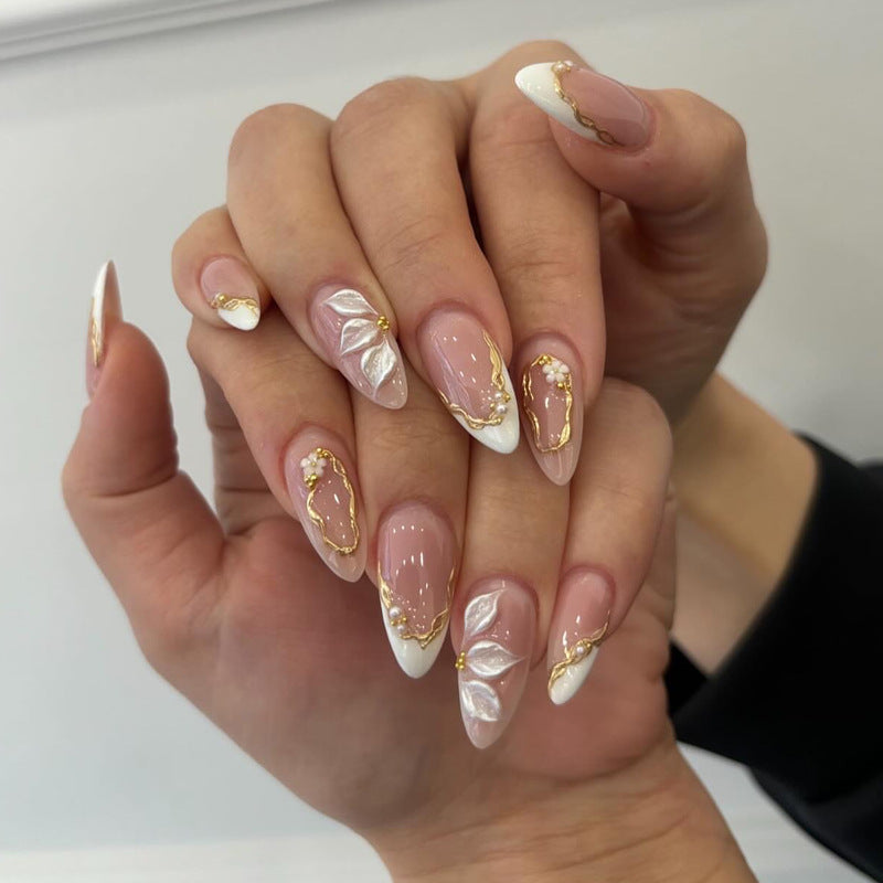 Elegante Press-On Nagelkunst mit goldenen Akzenten Karnz
