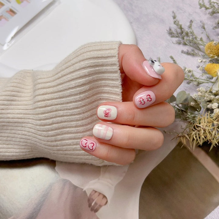 Kreatives Kunstnagelset mit modernen Herzmotiven Karnz