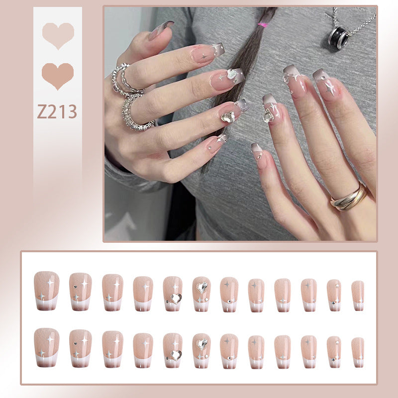 Kunstnagelset mit funkelnden Kristallverzierungen Karnz