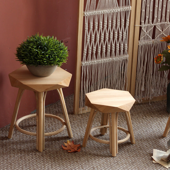 Moderner Hocker aus massivem Holz Karnz