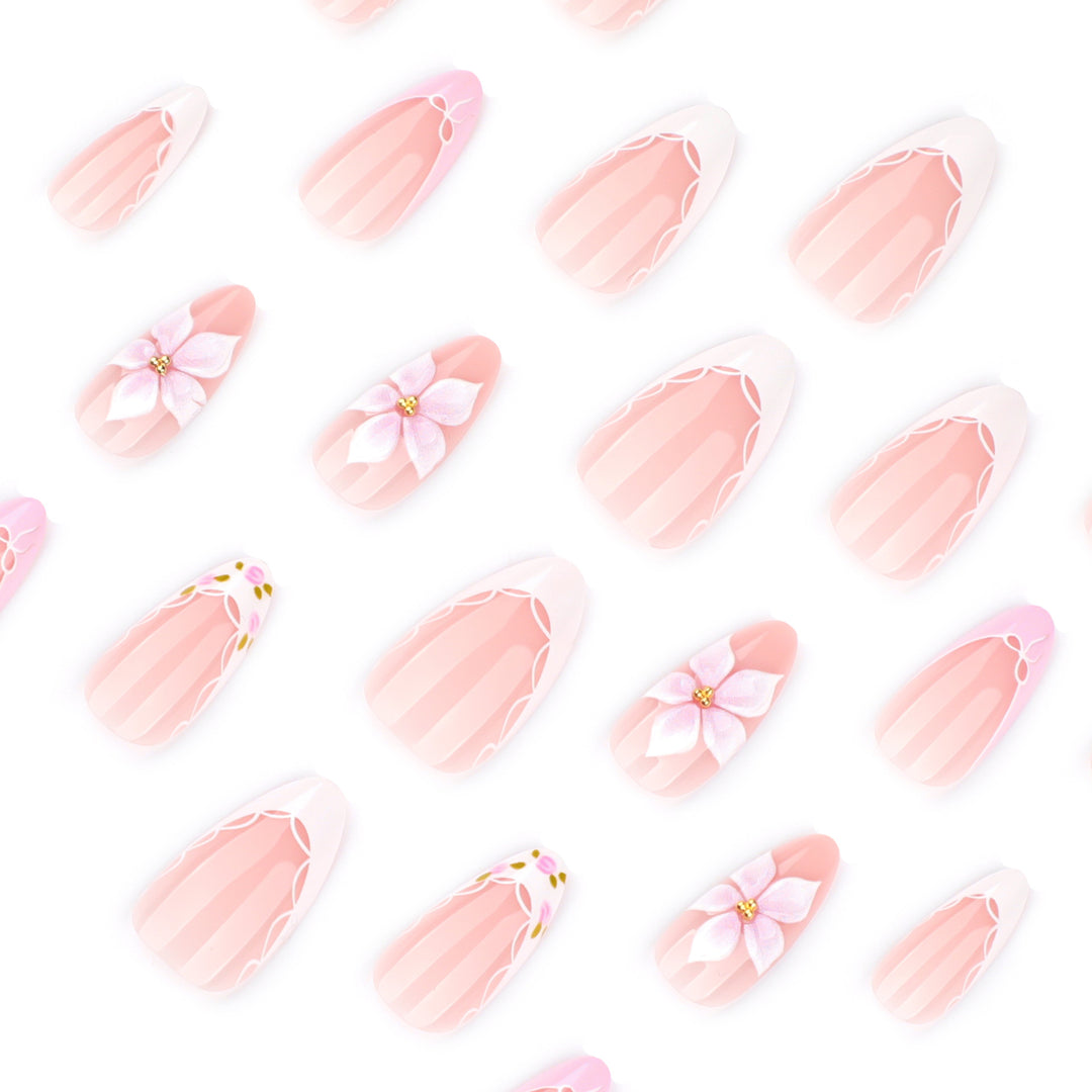Kunstvolle Nagelverlängerungen mit zartem Blumenmuster und eleganten Akzenten Karnz