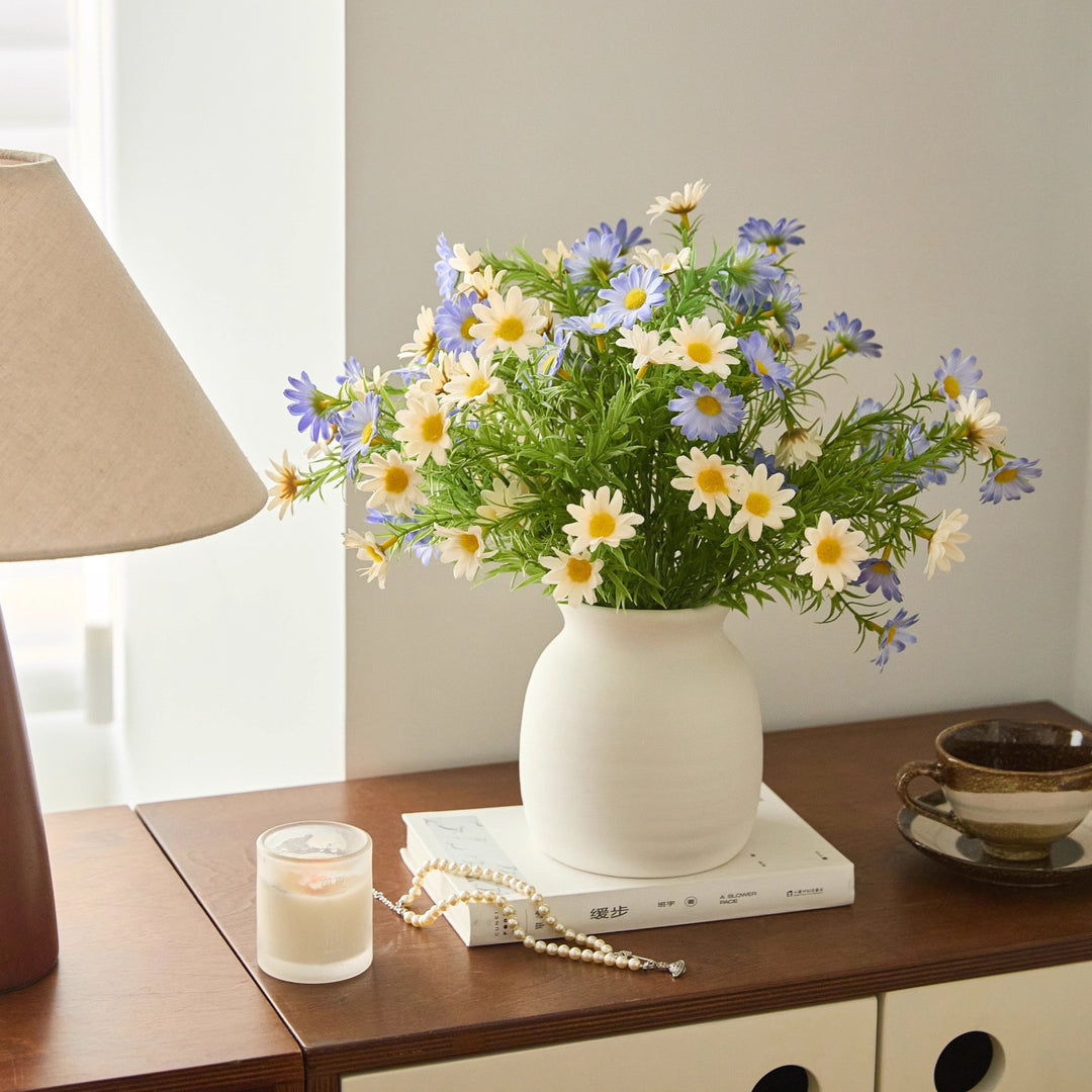 Minimalistische matte Keramikvase mit naturähnlichem Kunstgänseblümchenstrauß