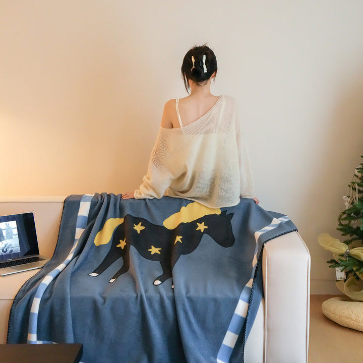Plüsch-Mikrofleece-Wurfdecke mit Karussellpferde-Druck und whippedstitch Kante