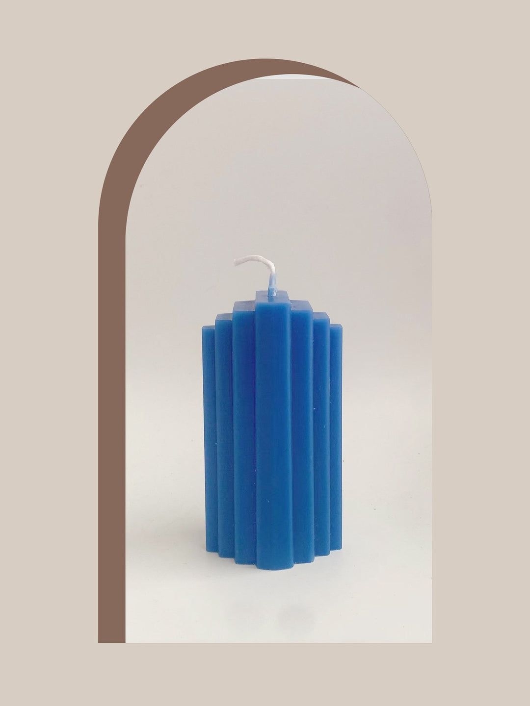 Rippte skulptural Säulenk candle mit vertikalem Rillenprofil