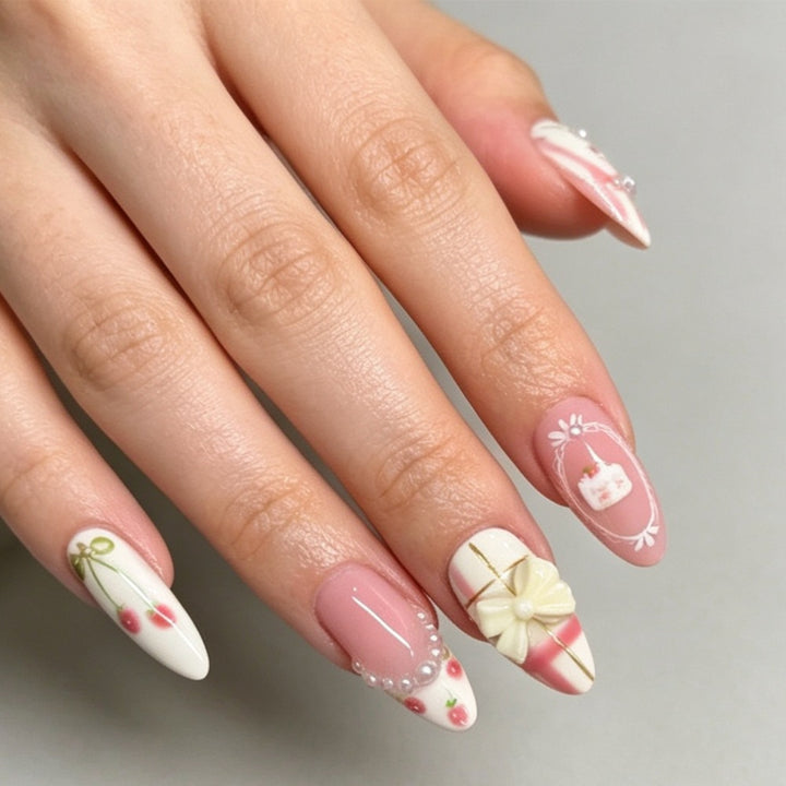 Dekoratives Press-On Nagelkunstset mit Blumen- und Schleifendesigns Karnz