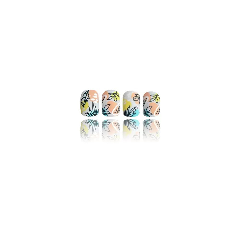 Kunstnagelset mit floralen Akzenten und kreativem Design Karnz