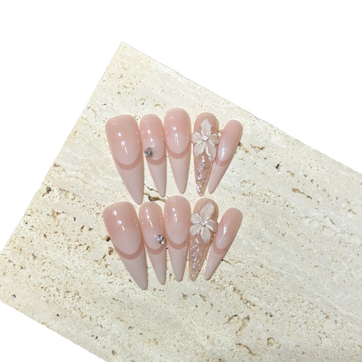 Dekorative Stiletto Press-On Nagelset mit floralen Akzenten