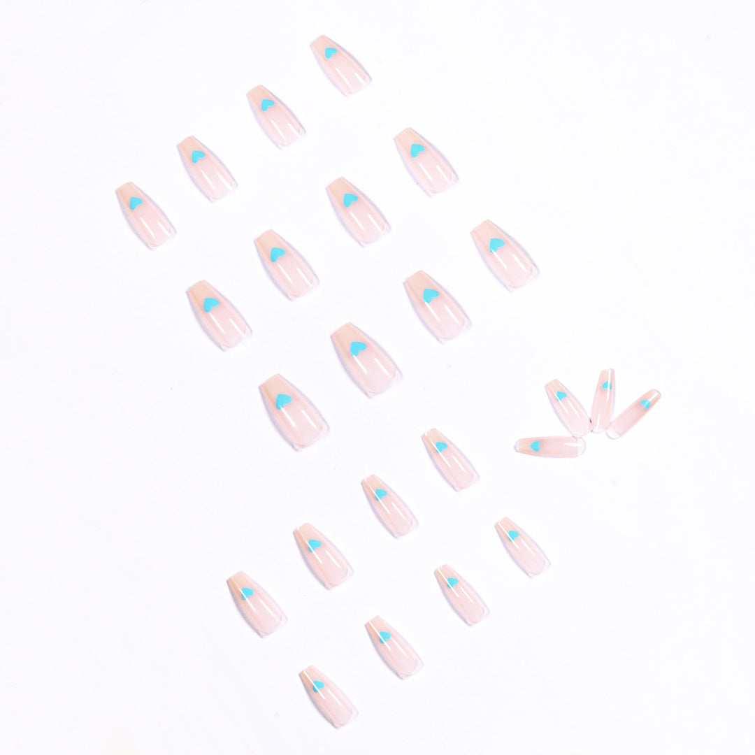 Kunstvolle Nailart mit Herzmotiven Karnz