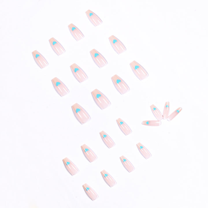 Kunstvolle Nailart mit Herzmotiven Karnz