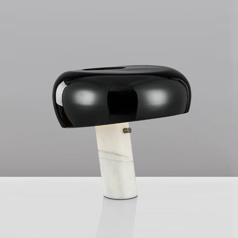 Moderne Tischlampe mit geometrischem Design