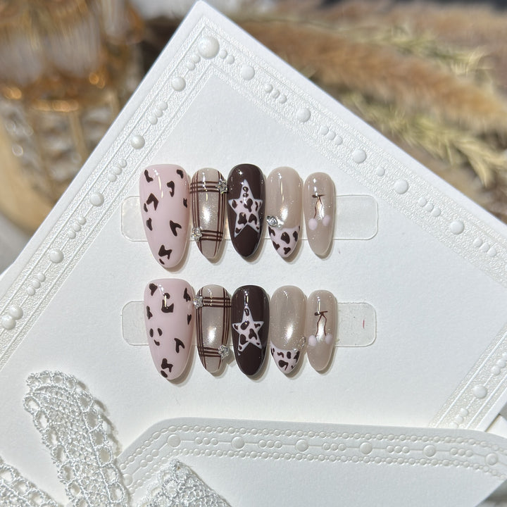 Künstlerisches Press-On Nagelkunstset mit einzigartigen Musterdesigns Karnz