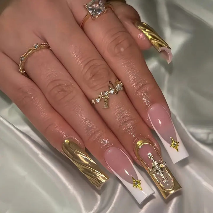 Elegante Press-On Nagelkunst mit goldenen Akzenten Karnz