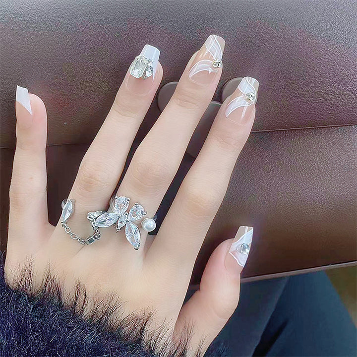 Elegantes Kunstnagelset mit filigranen Verzierungen und Glitzerelementen Karnz