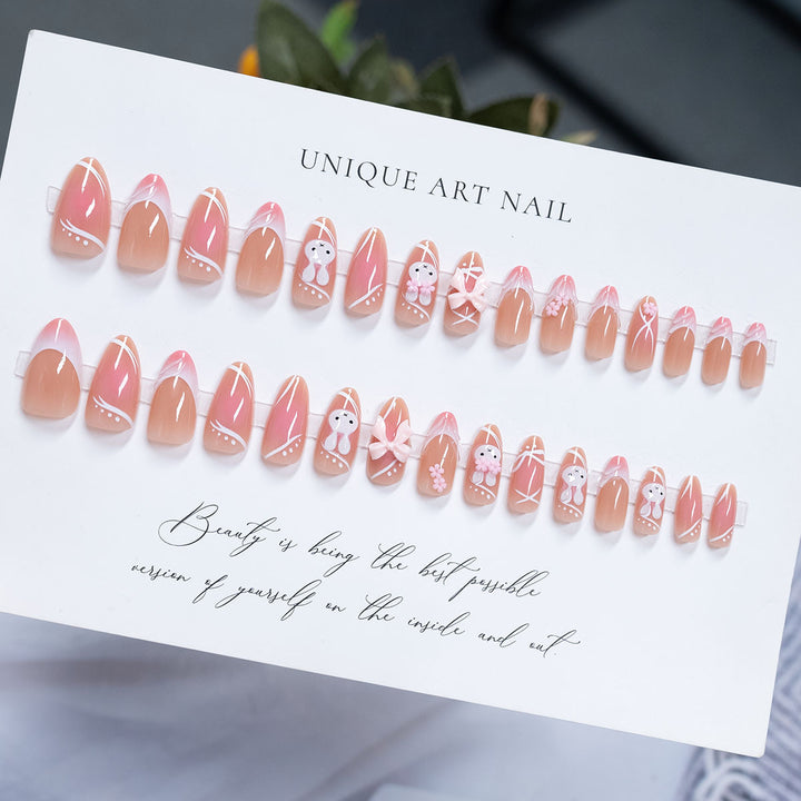 Dekoratives Press-On Nagelkunstset mit süßem Bogen und floralen Verzierungen