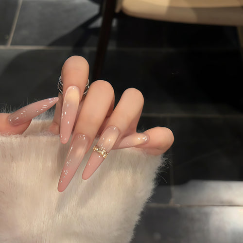 Glamouröse Kunstnägel mit Eleganter Glitzer- und Strass-Applikation Karnz