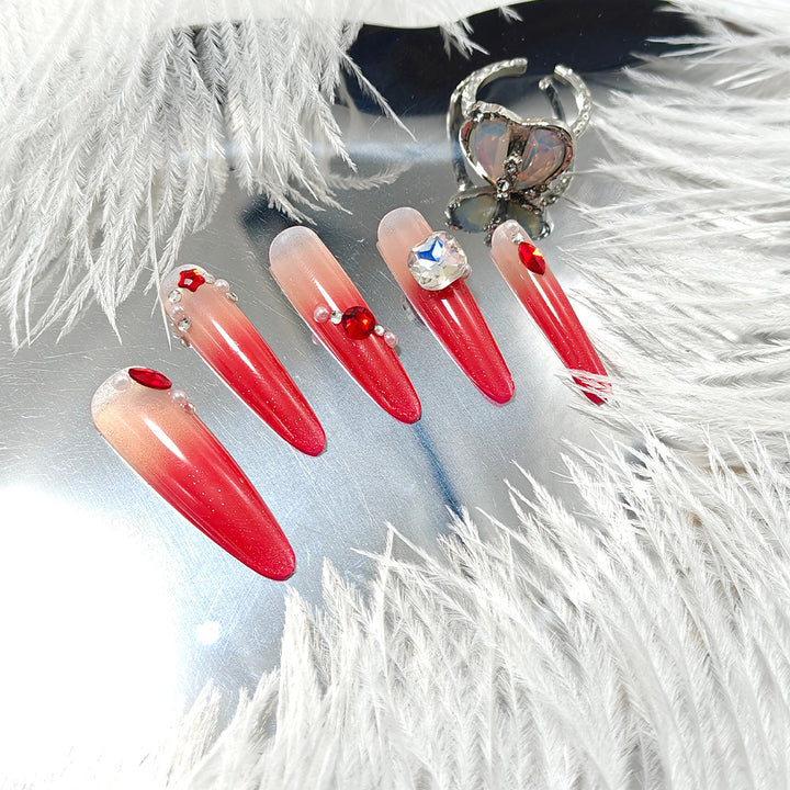 Kunstnägel Im Eleganten Ombre-Stil mit Glitzer- und Schmuckakzenten Karnz