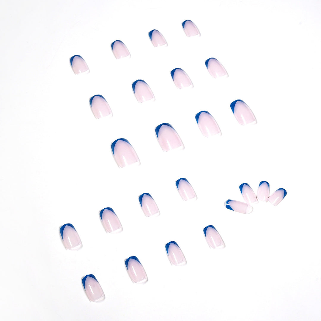 Stylische Nagelkunst mit modernen französischen Spitzen Karnz