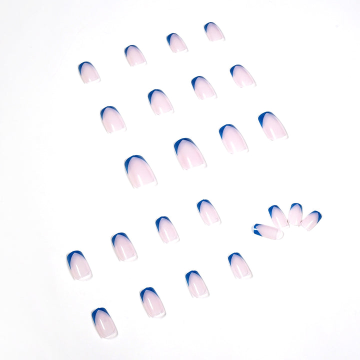 Stylische Nagelkunst mit modernen französischen Spitzen Karnz
