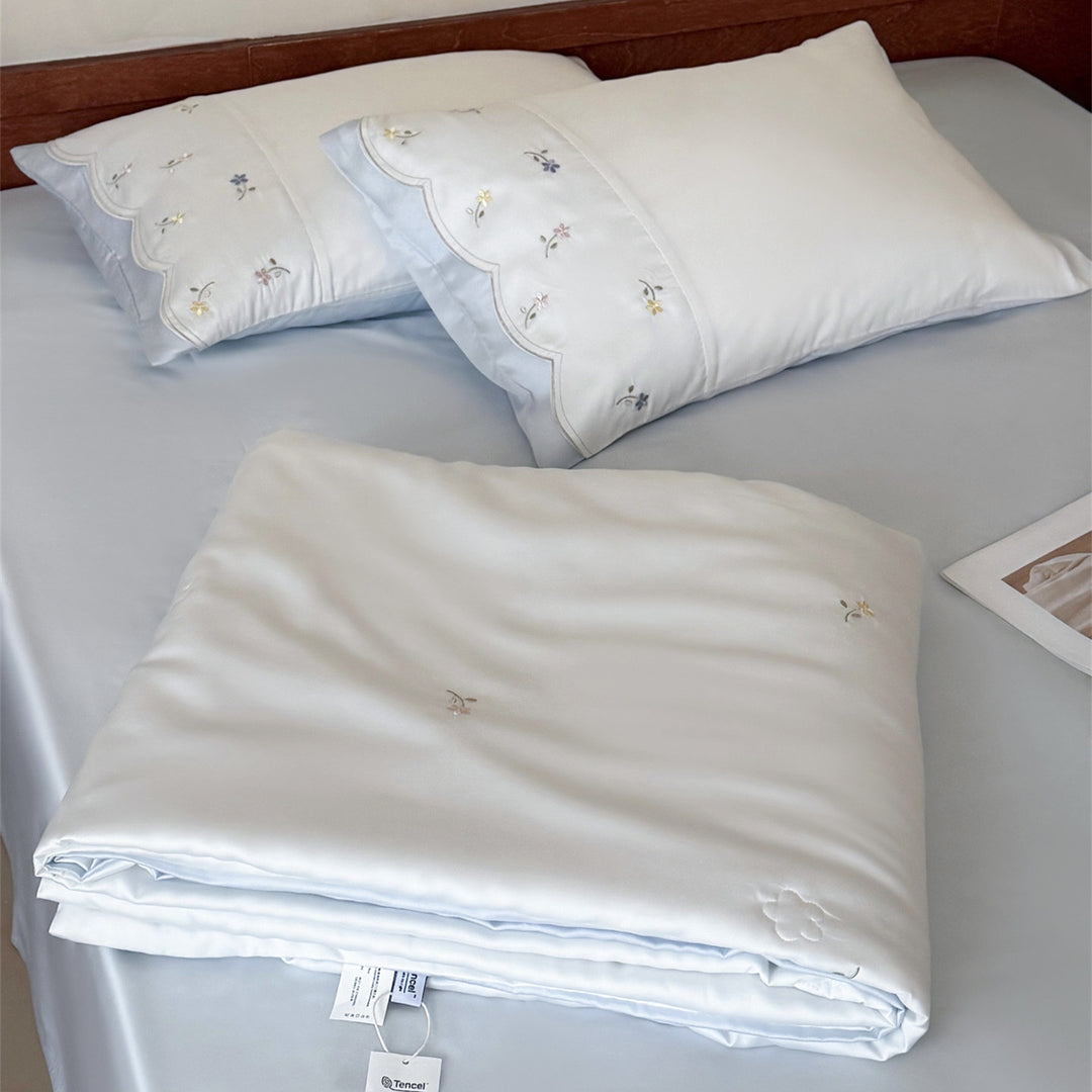 Bestickte Satin-Bettwäsche-Garnitur mit feiner Blumen-Stickerei und seidig-weichem Griff