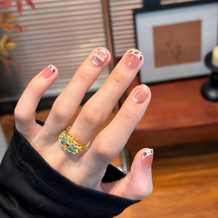 Kunstnagelset mit Dekorativem Design Karnz
