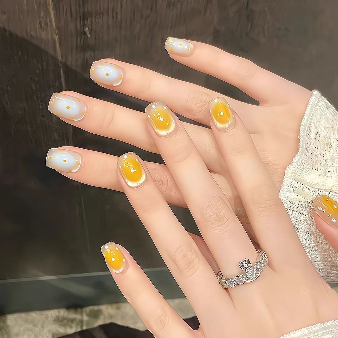 Künstlerisches Press-On-Nagelset mit skurrilen Punktdesigns Karnz