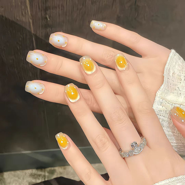 Künstlerisches Press-On-Nagelset mit skurrilen Punktdesigns Karnz