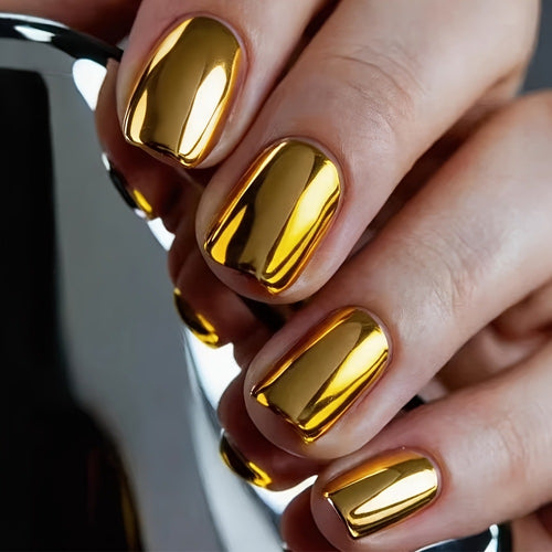 Hochglänzende Kunstnägel im luxuriösen Metallic-Look Karnz