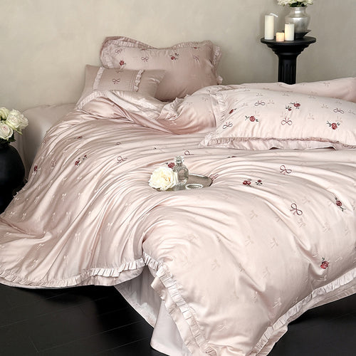 Luxuriöse Satin-Bettwäsche Garnitur mit Zarter Blumenstickerei und Volant