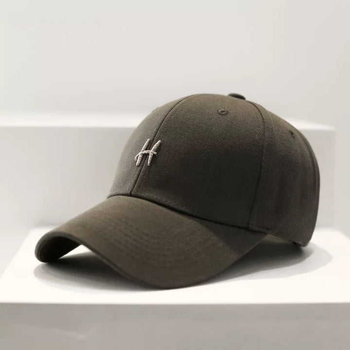 Minimalistische bestickte Mütze