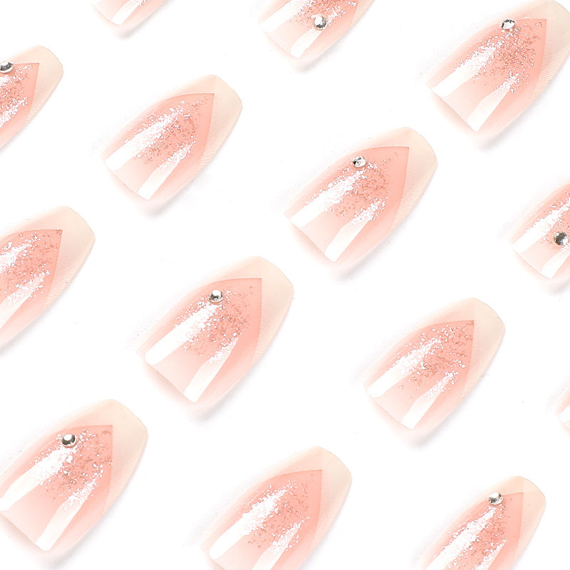 Elegante Kunstnägel mit Glitzer und romantischem French-Tip Karnz