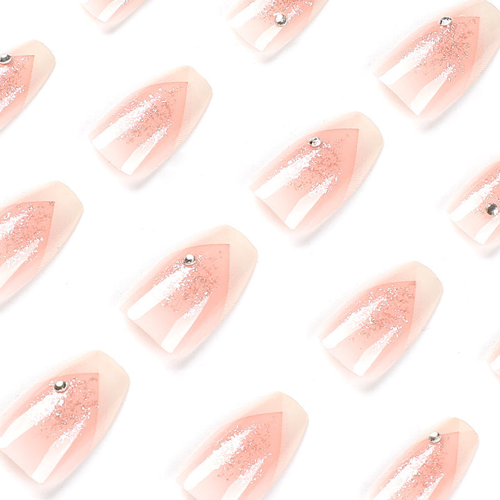 Elegante Kunstnägel mit Glitzer und romantischem French-Tip Karnz