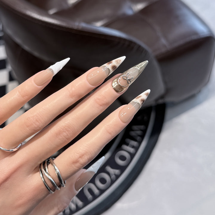Dekoratives Stiletto Press-On Nagelkunst-Set mit einzigartigen Designelementen Karnz