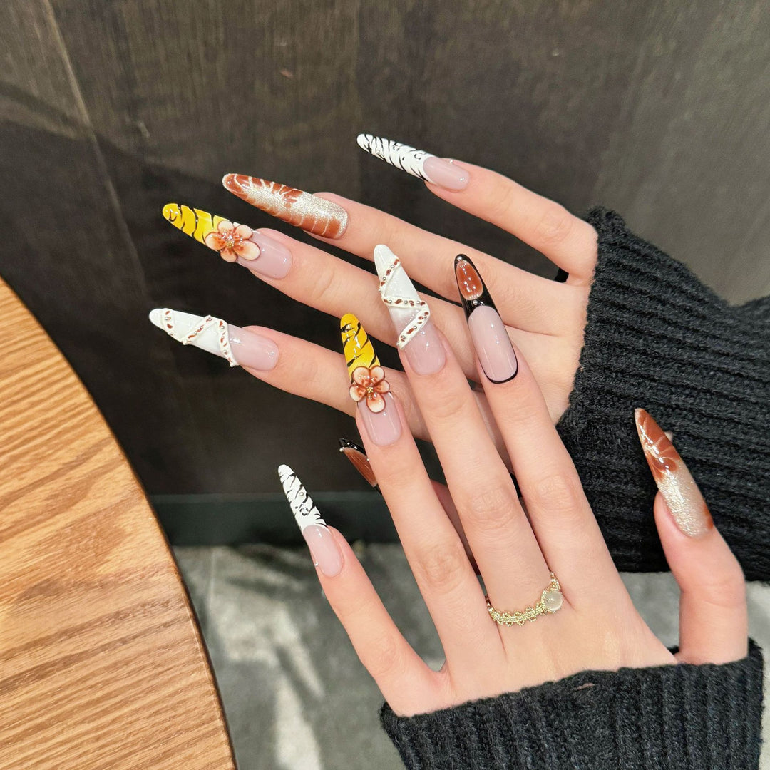 Künstlerische Press-On Nägel mit floralem und Tigerdesign