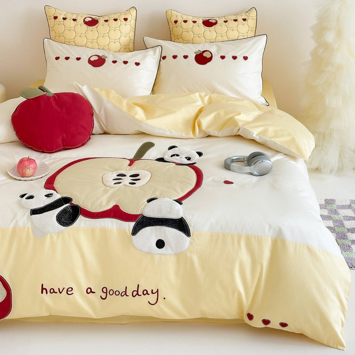 Kinder-Bettwäschegarnitur mit appliziertem Apfel- und Panda-Motiv
