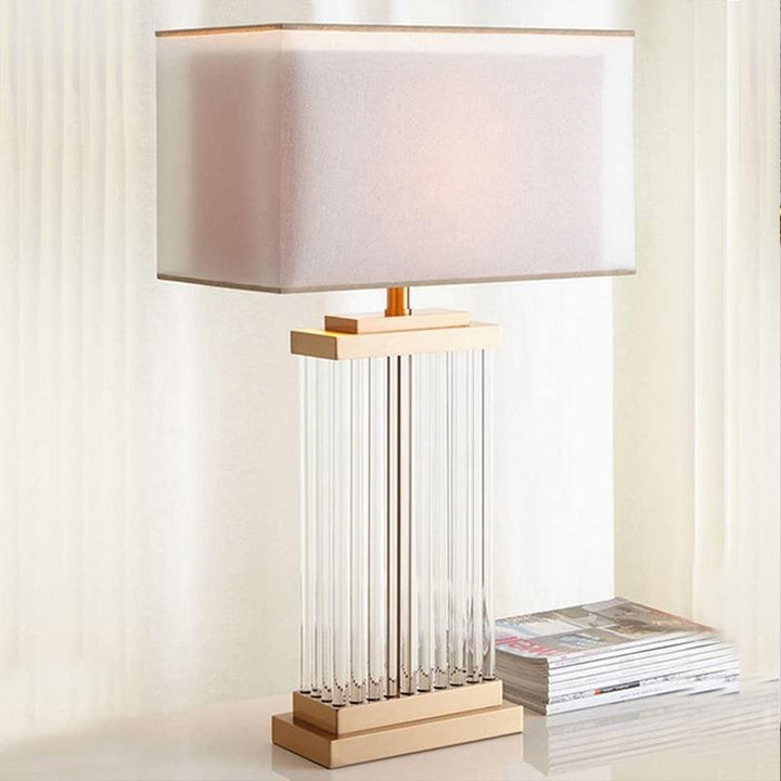 Moderne dekorative Tischlampe mit Kristallakzenten