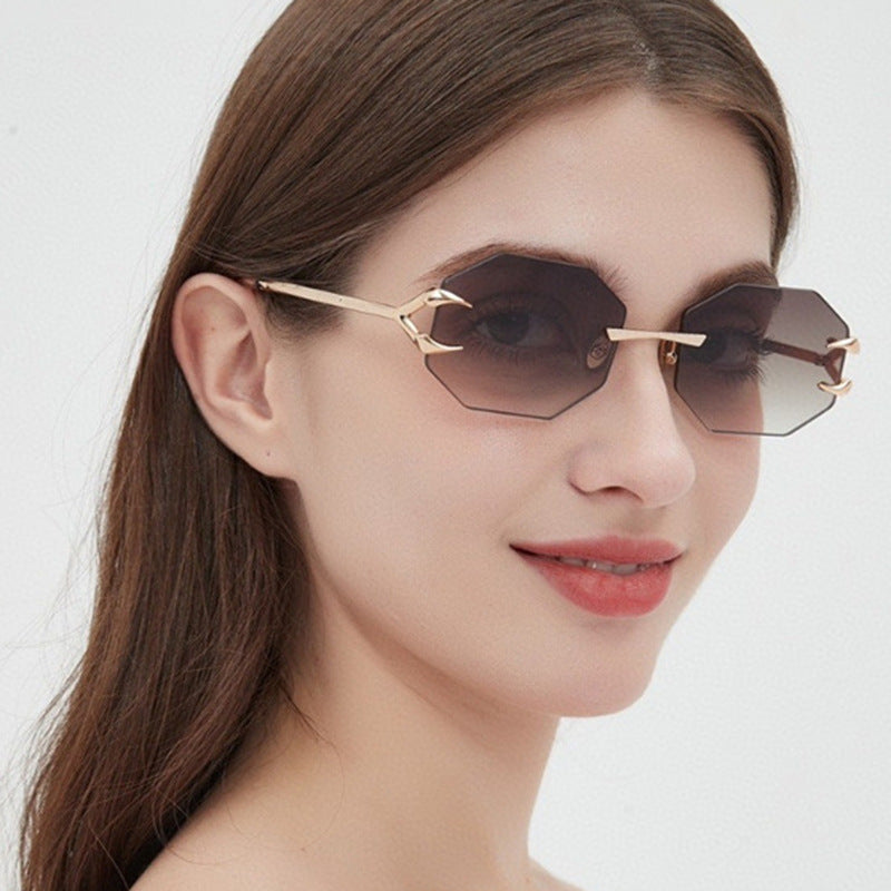 Damen geometrische Sonnenbrille mit modernem Metallrahmen Karnz