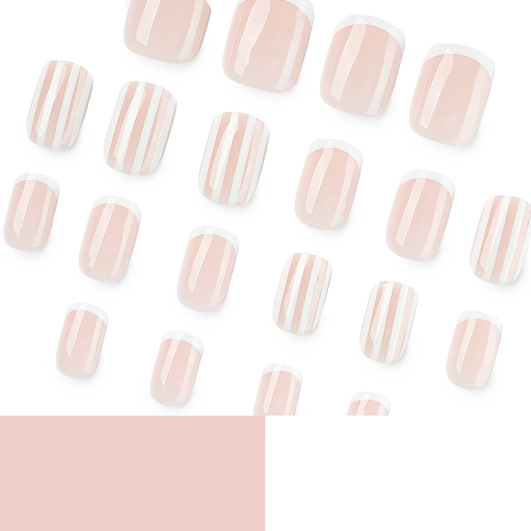Künstliche Nagelkunst mit Streifenmuster Karnz