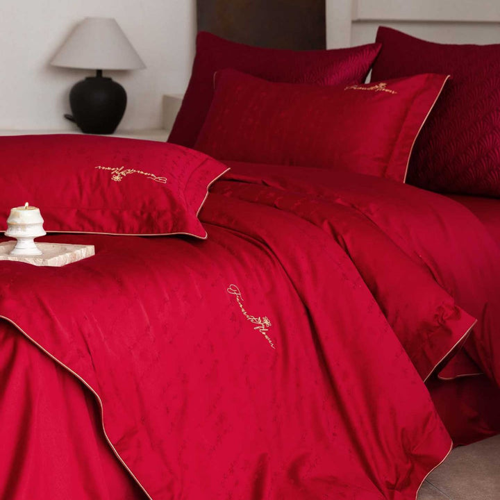 Luxuriöses Satin-Bettwäsche-Komplettset mit wattierter Überdecke und zarter Logo-Stickerei