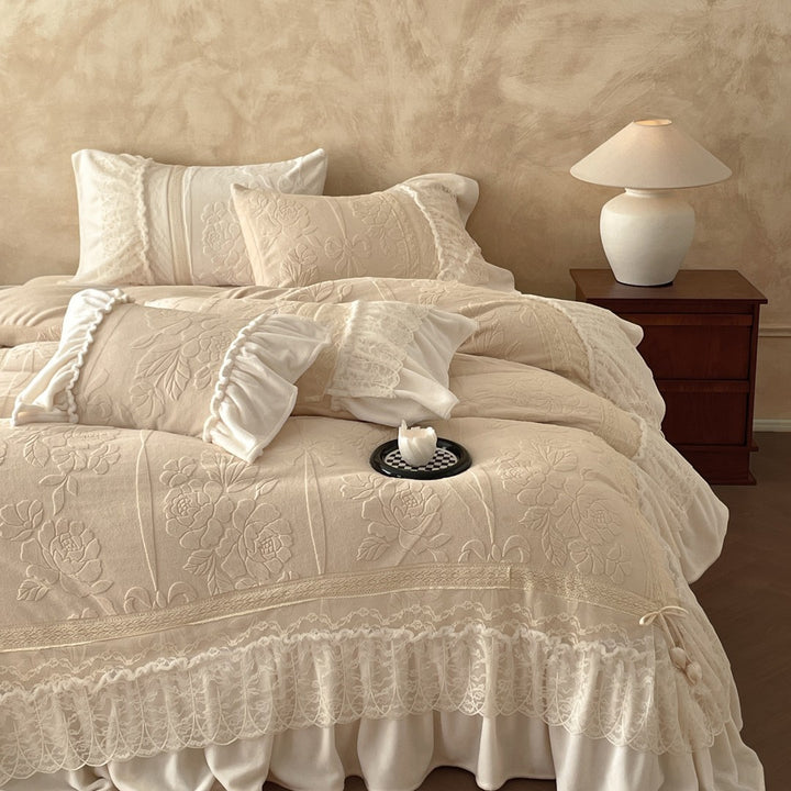 Luxus-Bettgarnitur mit gestepptem Quilt, Spitzenvolant und dekorativem Bettrock