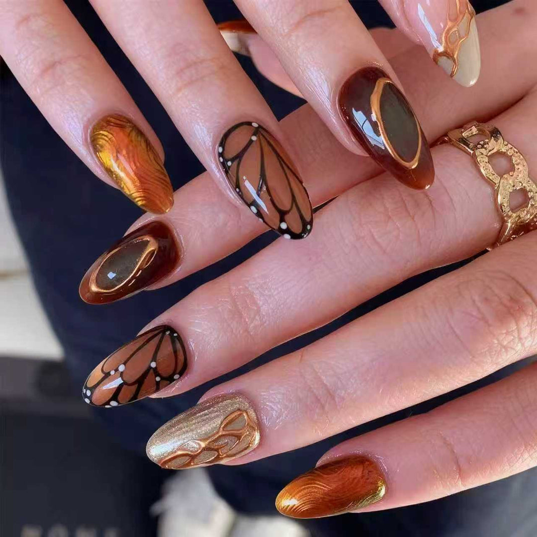 Kunstnagelset mit elegantem Gold- und Schwarzdesign Karnz