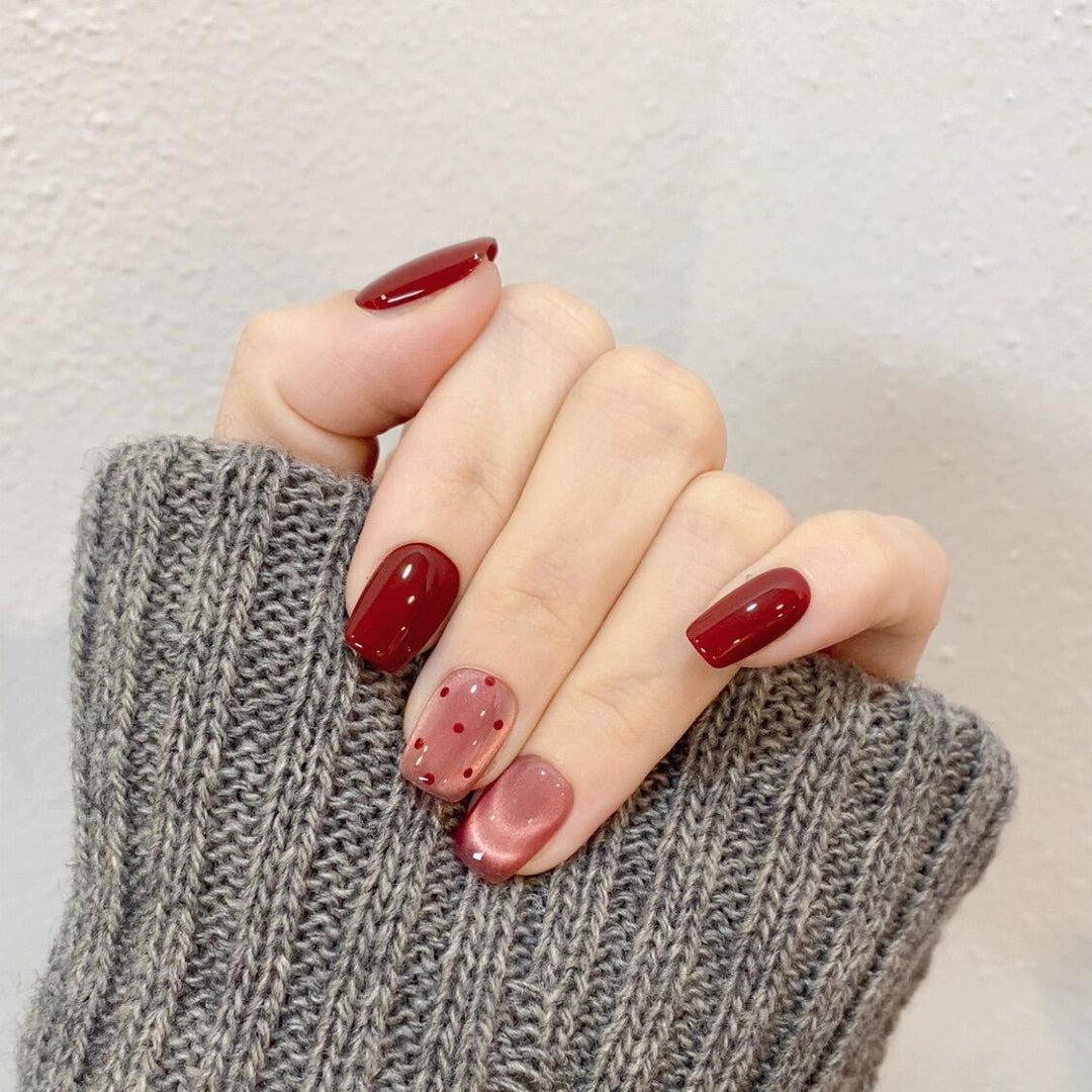 Künstliche Nagelspitzen mit Kreativen Punkten und Hochglanz Karnz