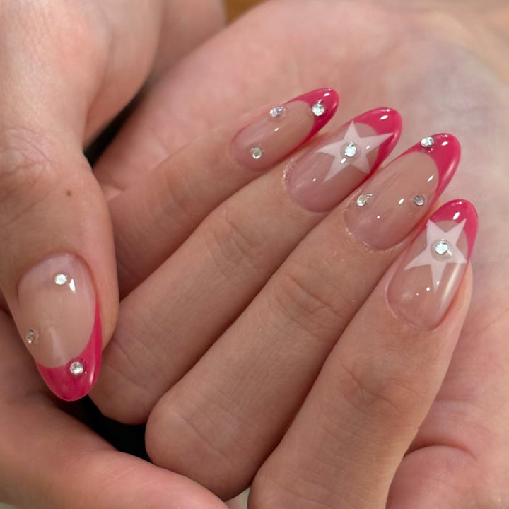 Elegantes Press-On-Nageldesign mit Stern- und Strassakzenten Karnz