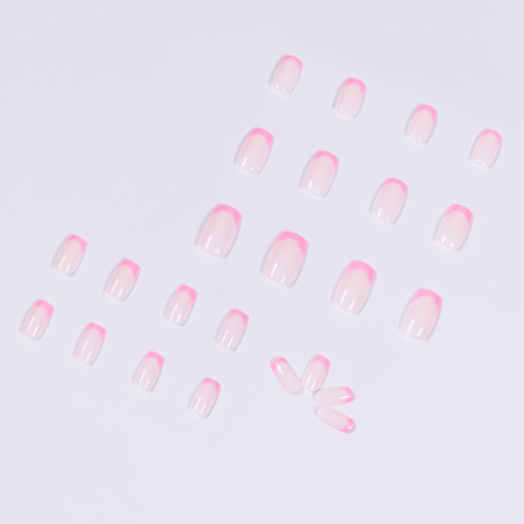 Künstliche Nagelkunst mit eleganter French-Spitze Karnz