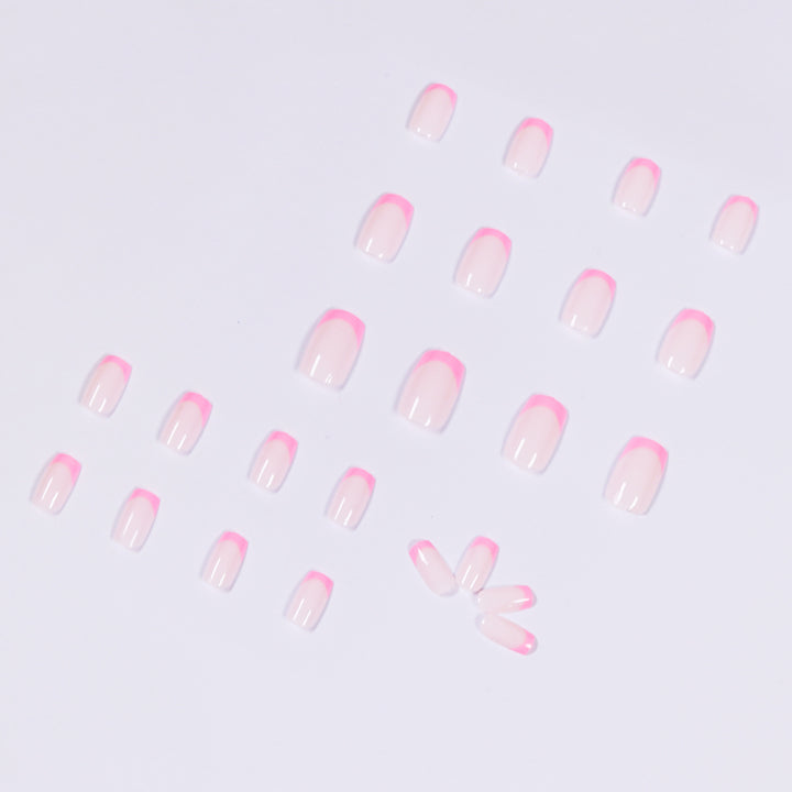 Künstliche Nagelkunst mit eleganter French-Spitze Karnz