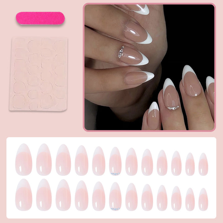 Kunstnagelset mit eleganter French-Spitzen-Optik und schimmernden Akzenten Karnz