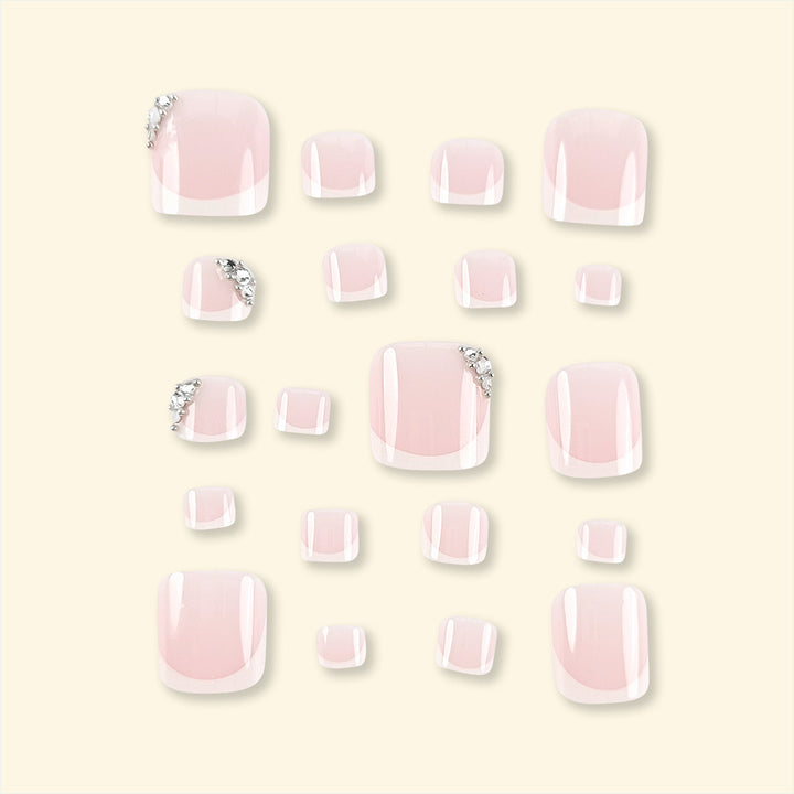 Kunstnagelset mit elegantem French Manicure und Glitzerakzenten Karnz