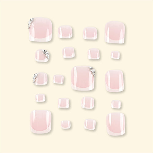 Kunstnagelset mit elegantem French Manicure und Glitzerakzenten Karnz